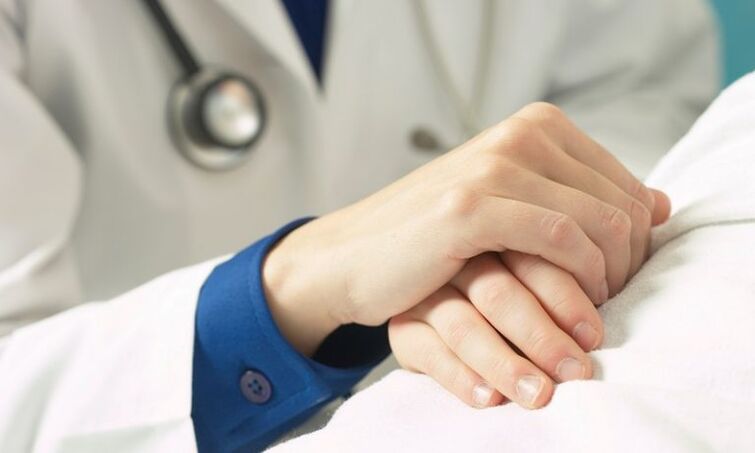 médico apoia paciente con prostatite