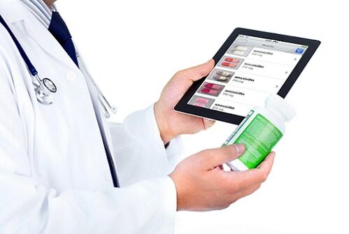 médico estudando unha cura para a prostatite