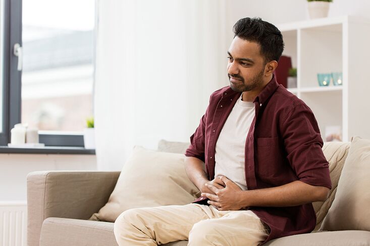 Un home experimentando os primeiros síntomas da prostatite
